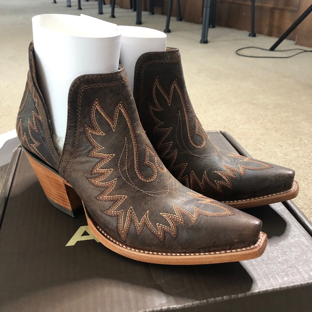 Ariat Dixon Weathered Booties. EUC